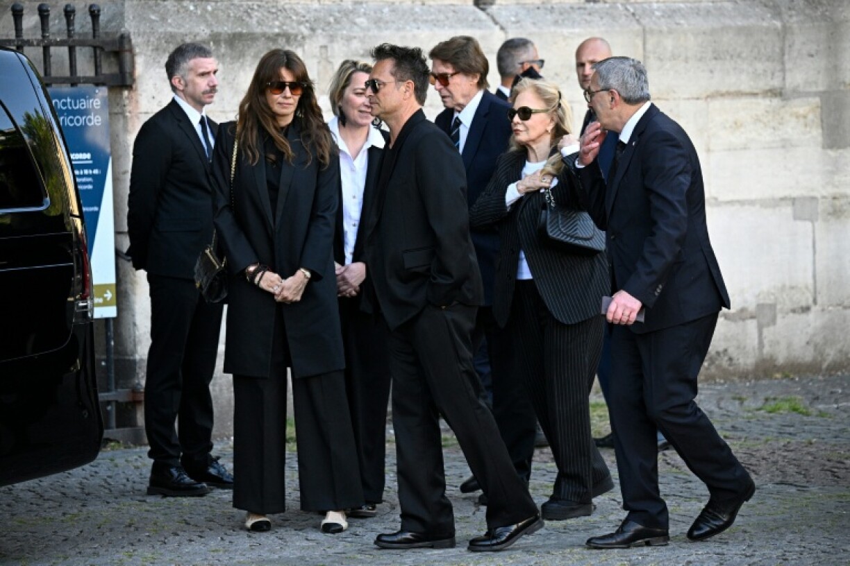 Sylvie Vartan (2eD), son époux Tony Scotti (3eD) et son fils David Hallyday (C) arrivent aux obsèques de Nathalie Baye, le 24 avril 2026 à Paris