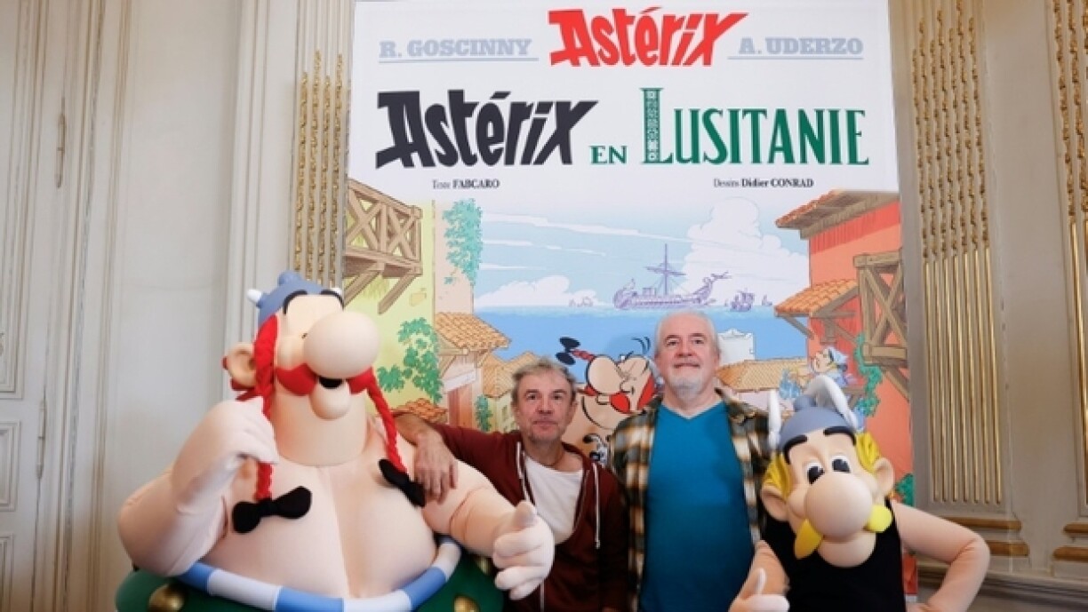 Les auteurs de la série Astérix et Obélix, Fabcaro (au centre à g.) et Didier Conrad (au centre à d.), posent entourés de personnes déguisées en Astérix (d) et Obélix (g), à l'ambassade du Portugal à Paris, le 13 octobre 2025
