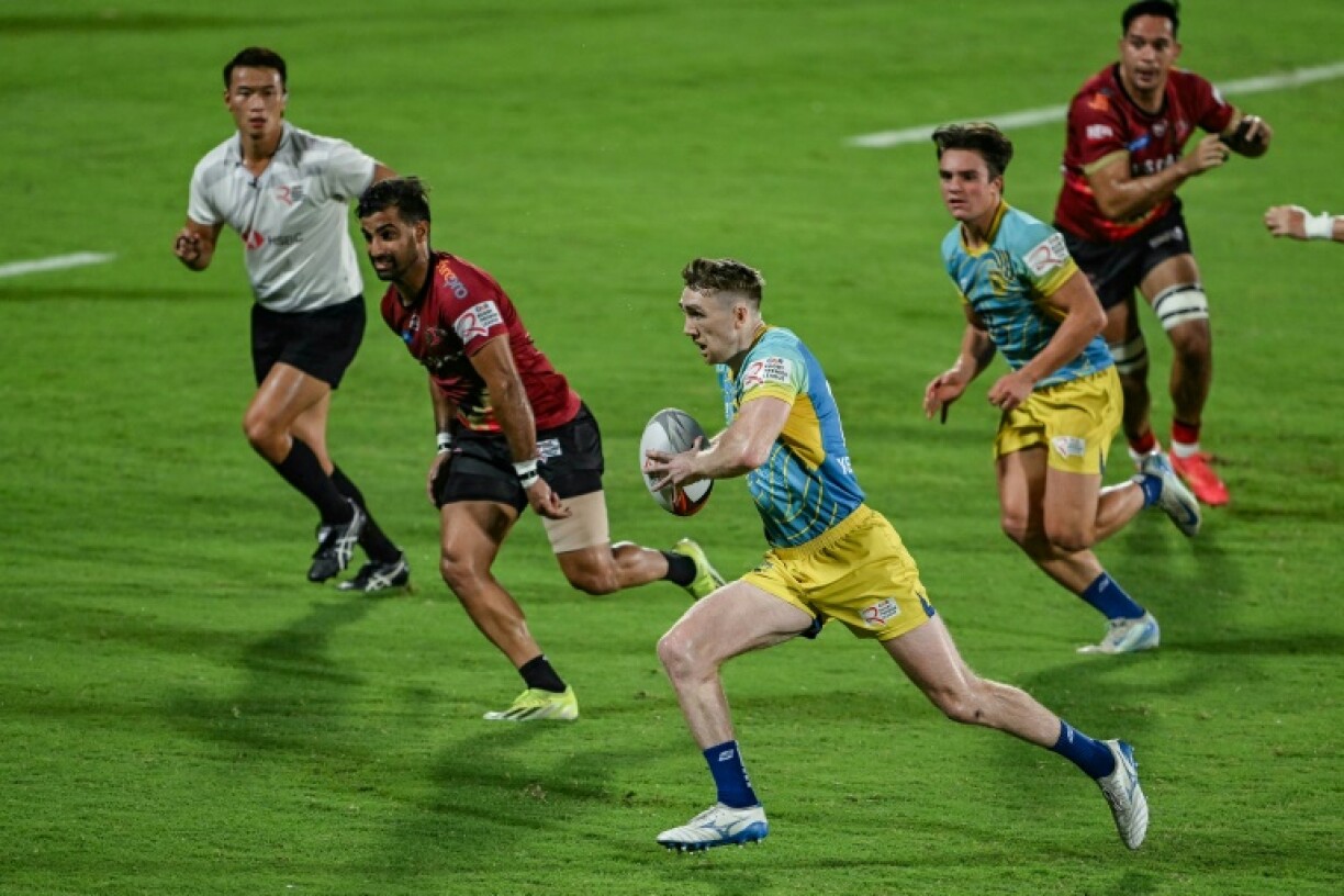 Irish Sevens international Terry Kennedy (C) on the attack for Chennai in the final of the inaugural Indian Rugby Premier League against Delhi Redz in Mumbai