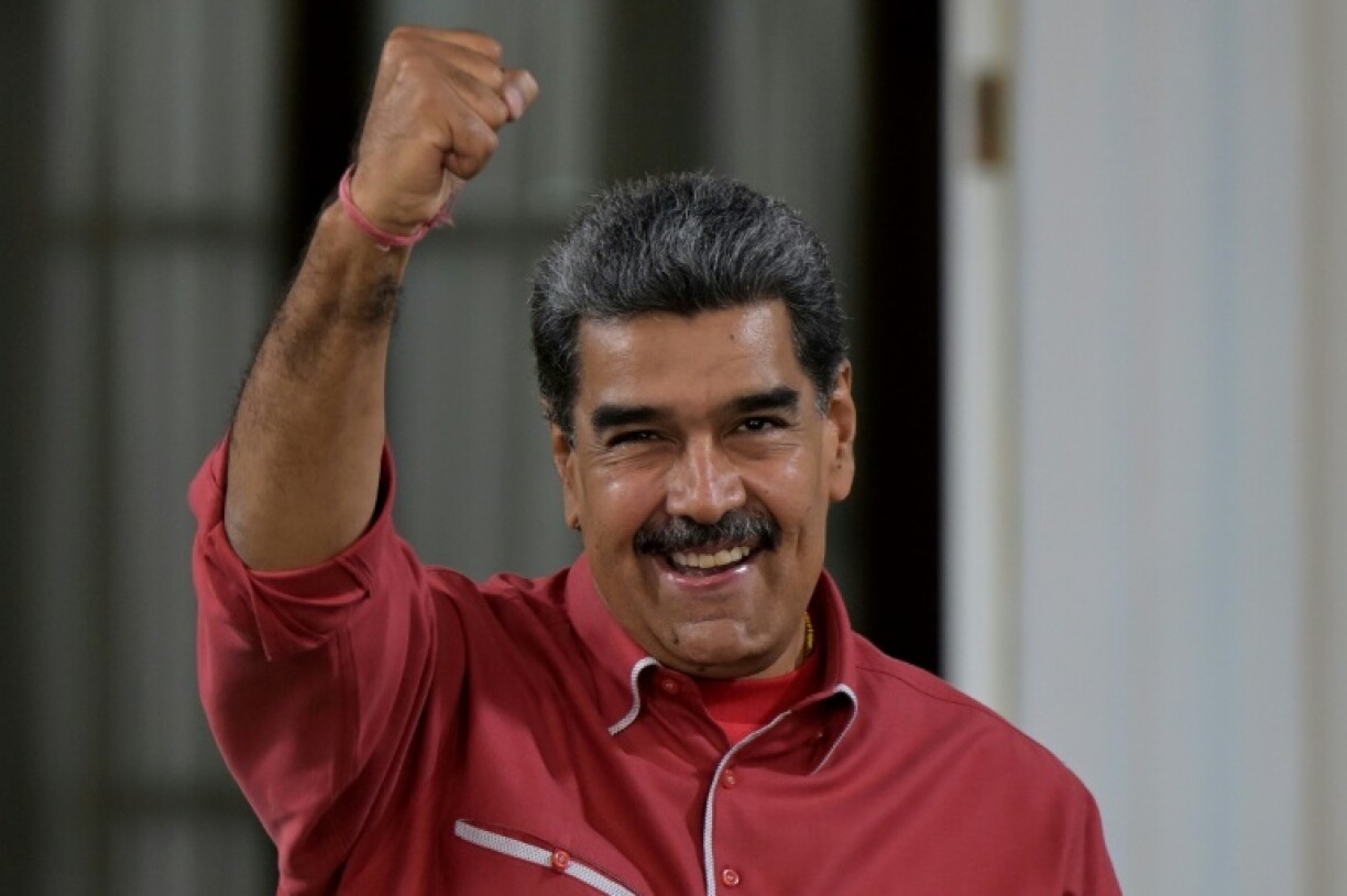 Le président du Venezuela Nicolas Maduro lève le poing en s'adressant à ses partisans depuis le palais présidentiel à Caracas le 7 août 2024