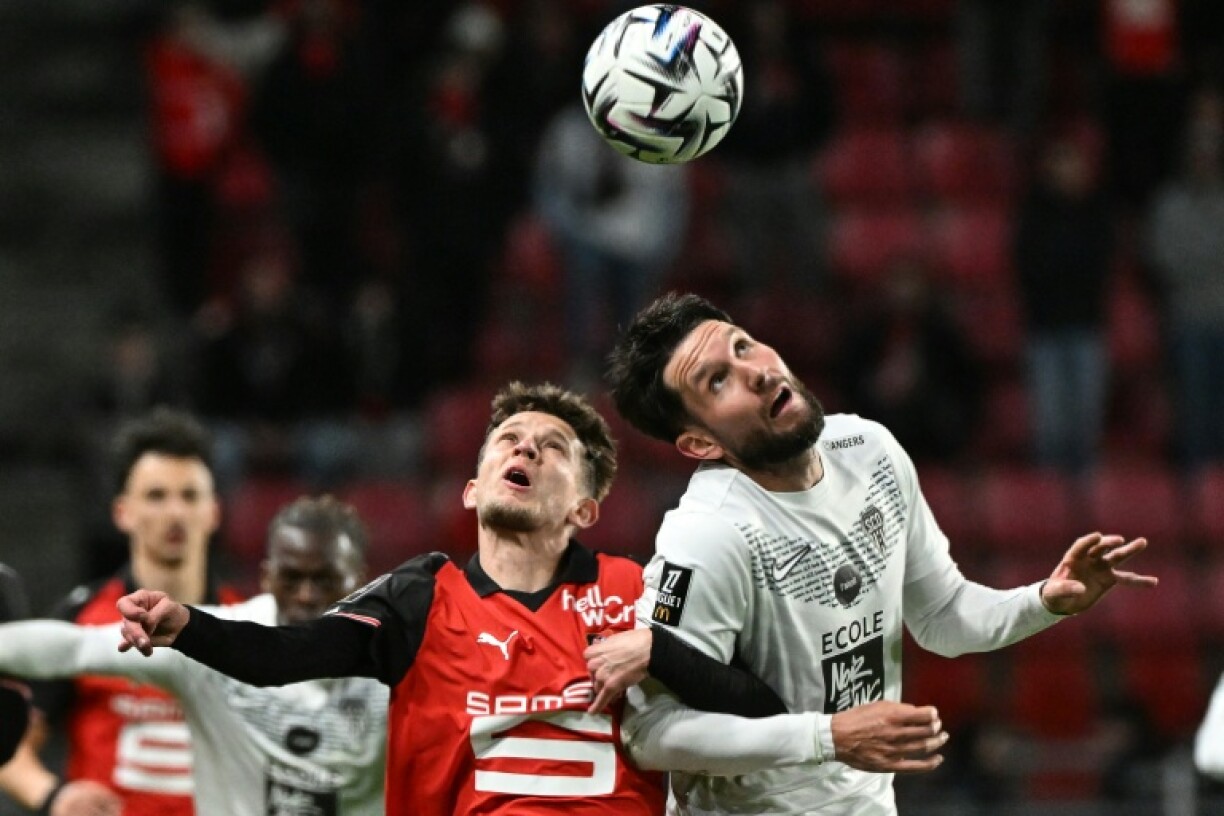 Le milieu de terrain offensif polonais du Stade Rennais, Sebastian Szymanski (à gauche), face au défenseur français du SCO d'Angers, Jordan Lefort, lors du match de Ligue 1 entre Rennes et Angers, à Rennes, le 11 avril 2026