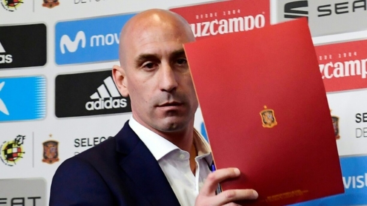 Luis Rubiales, président de la fédération espagnole de football, a embrassé de force une joueuse après la victoire au Mondial.