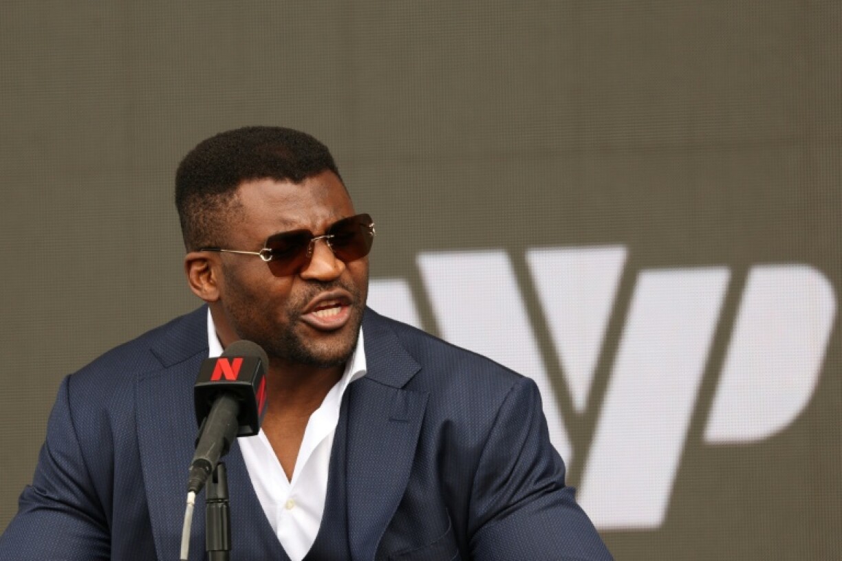 Le Camerounais Francis Ngannou s'exprime lors de la conférence de presse d'avant-combat organisée par Most Valuable Promotions (MVP) et Netflix à l'occasion de l'événement 5X5 Professional MMA, devant l'Intuit Dome, à Inglewood (Californie), le 10 mars 2026