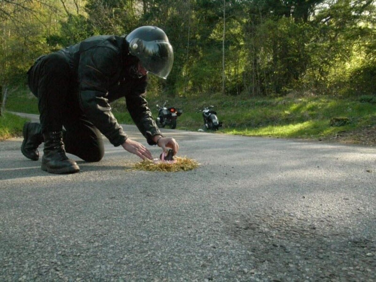 Remplir les nids-de-poule avec de la paille et des oeufs: l'opération fait sourire mais il s'agit de dénoncer un danger tout à fait sérieux.