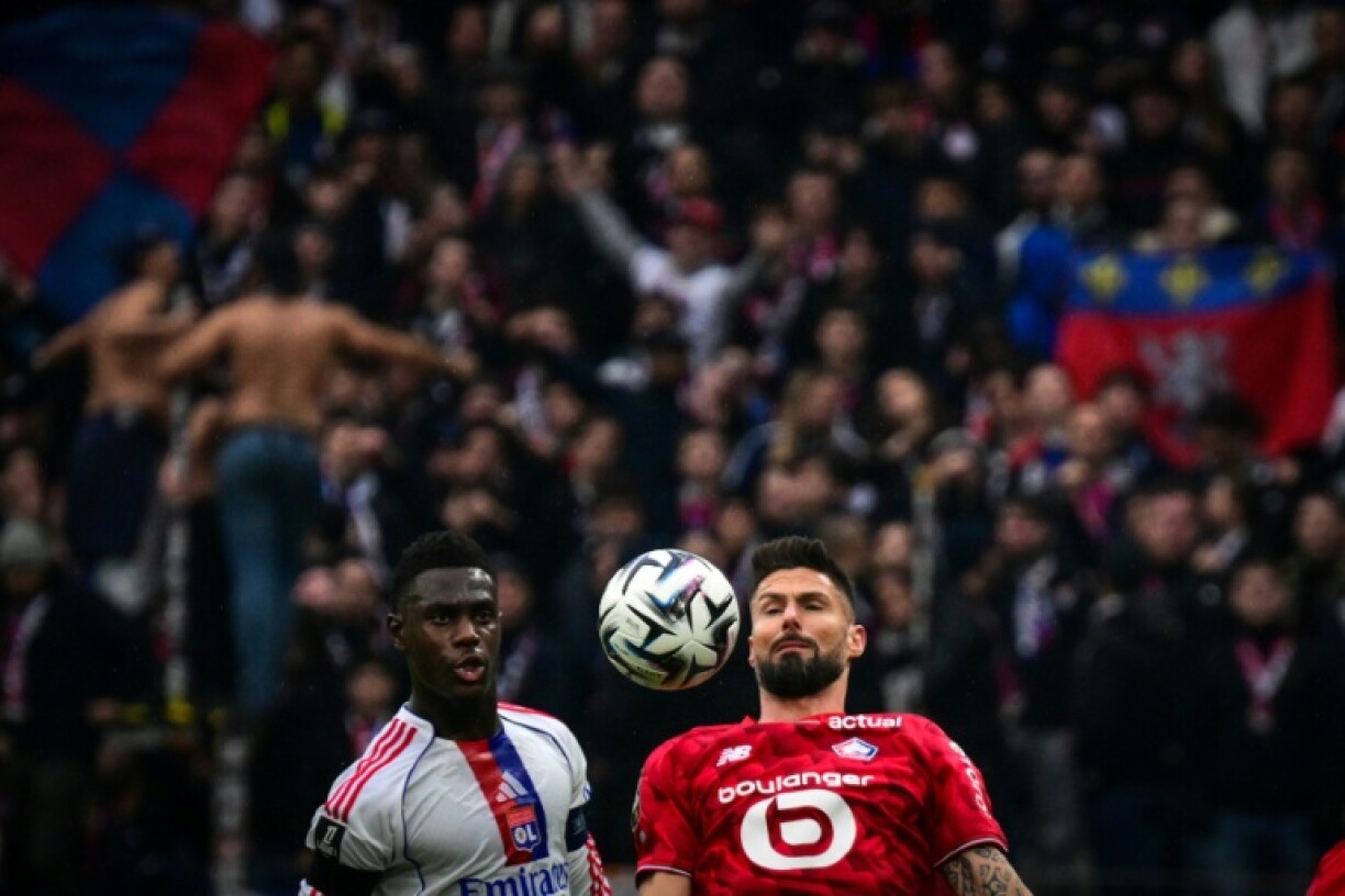 Le défenseur de l'OL Moussa Niakhaté (G) au duel avec l'attaquant de Lille Olivier Giroud, lors de la 20e journée de Ligue 1, à Décines-Charpieu, le 1er février 2026