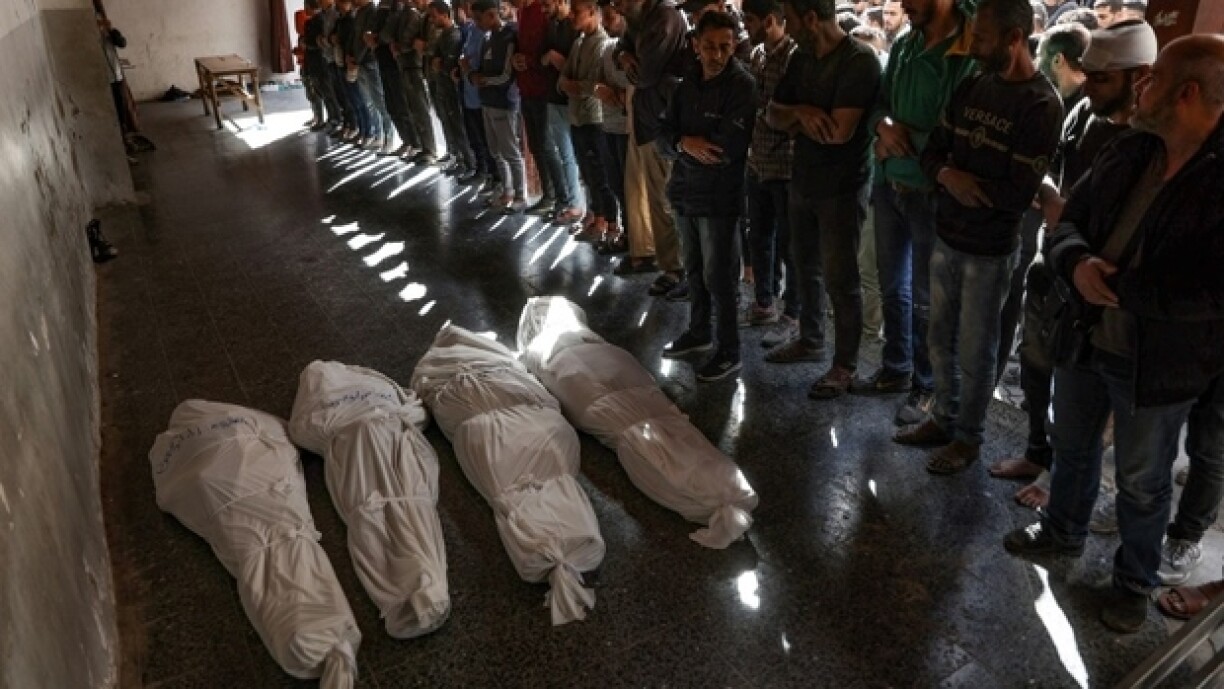 Des habitants de Gaza prient devant les corps de victimes d'une frappe israélienne sur un immeuble du quartier de Shoujaiya, à Gaza-ville, dans la cour de l'hôpital de Al-Ahli Arab, le 10 avril 2025