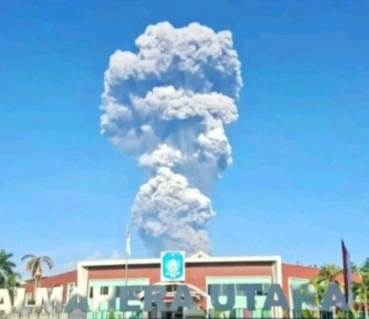 Image de l'éruption volcanique du mont Dukono, en Indonésie, fournie par l'Agence indonésienne de gestion des catastrophes (BNPB) le 8 mai 2026