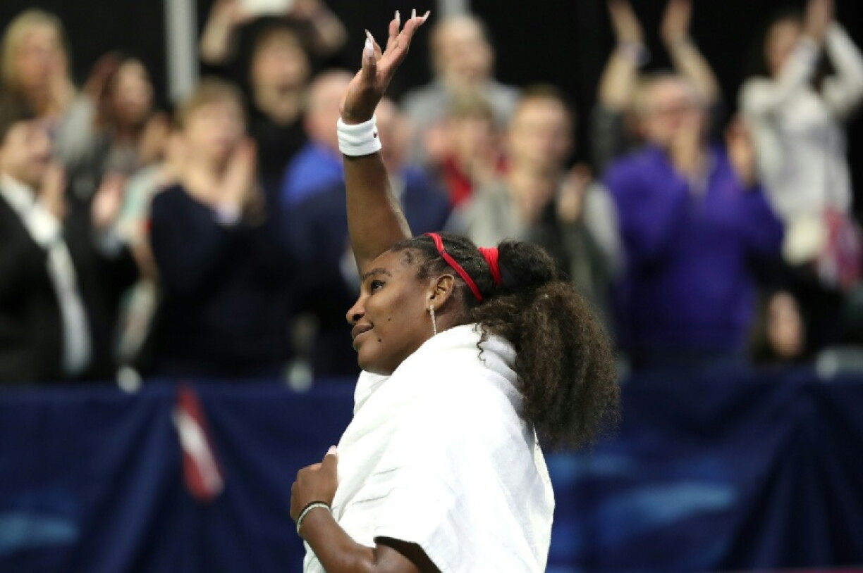 Serena Williams en communion avec les supporters à l'issue d'un match de Fed Cup à Everett, Washington, le 8 février 2020