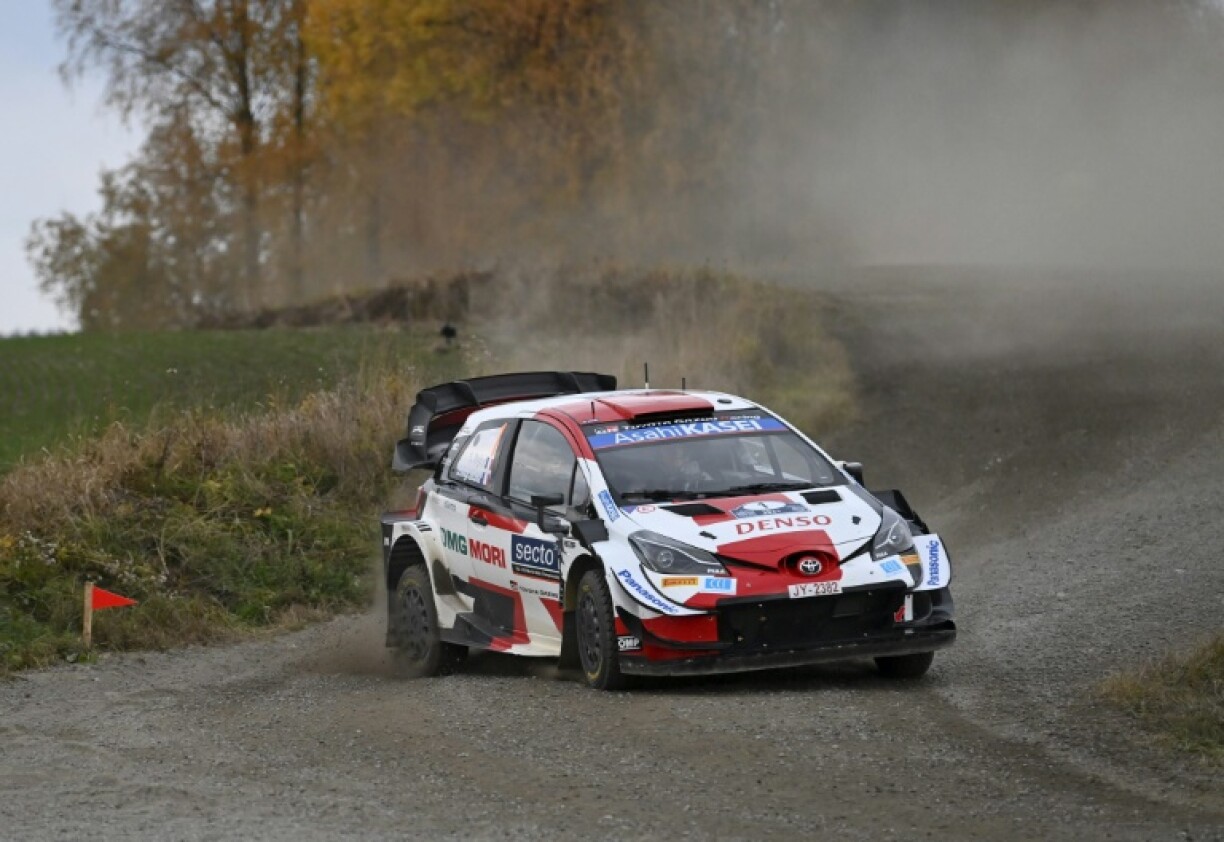 Sébastien Ogier et son copilote Julien Ingrassia au volant de leur Toyota Yaris lors de la spéciale 13 du rallye de Finlande à Jyväskylä, le 2 octobre 2021