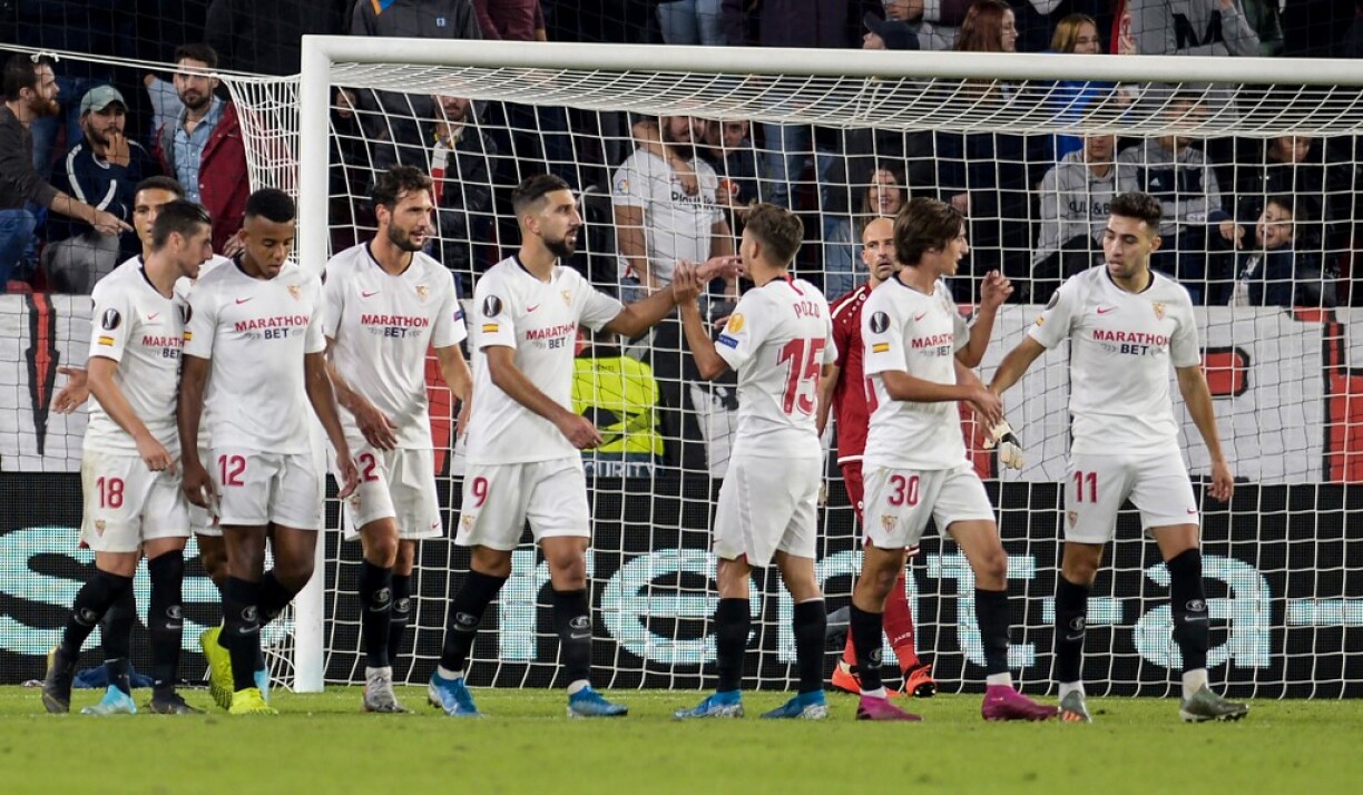 Franco Vazquez (3e en partant de la gauche) célèbre un de ses deux buts avec ses coéquipiers.