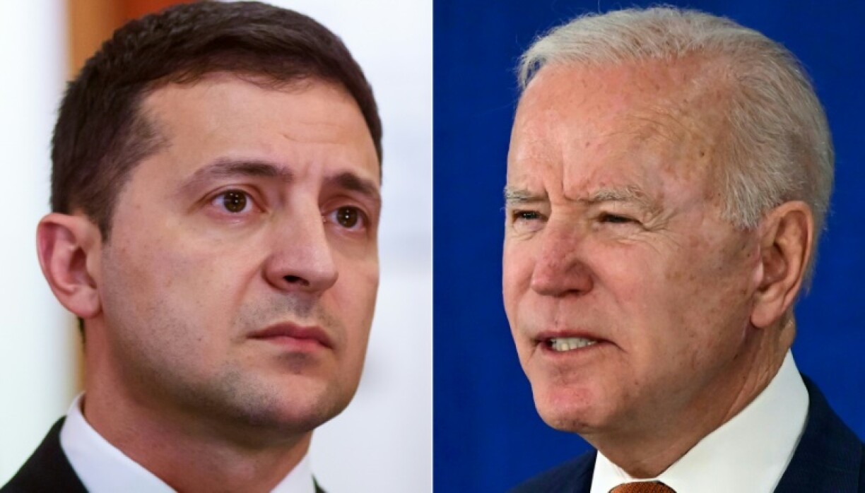 Le président américain Joe Biden (D) et son homologue ukrainien Volodymyr Zelensky (G)