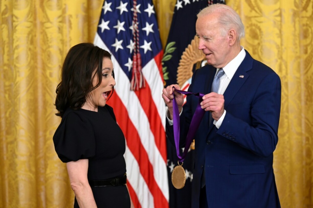 Le président américain Joe Biden et l'actrice Julia Louis-Dreyfus lors d'une cérémonie à la Maison Blanche le 21 mars 2023