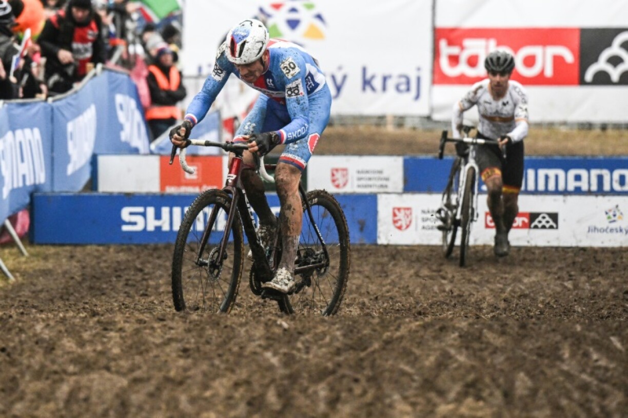Le Tchèque Zdenek Stybar (en bleu), 38 ans et trois fois champion du monde de cyclo-cross, disputait dimanche ses derniers championnats du monde, à Tabor en République tchèque.