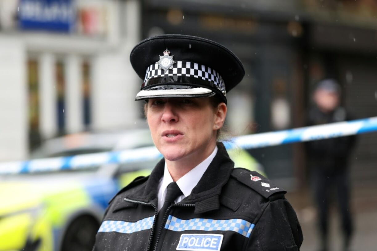 Emma Aldred, la cheffe surintendante de la police du Derbyshire, fait une déclaration à Derby, après qu'un automobiliste a percuté des piétons samedi soir, le 29 mars 2026 dans le centre de l'Angleterre