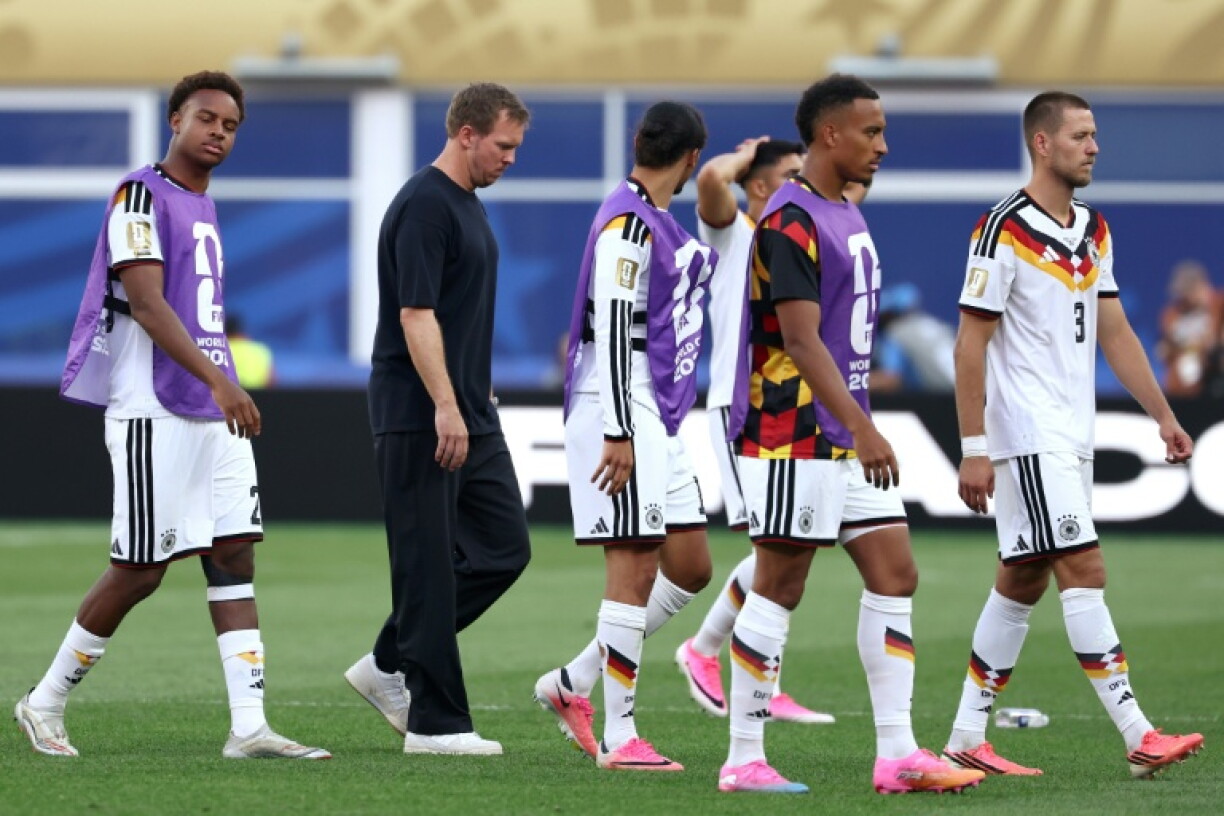 Julian Nagelsmann (2e en partant de la gauche) réagit au milieu de ses joueurs après l'élimination de l'Allemagne par le Paraguay en 16e de finale de la Coupe du monde, le 29 juin 2026 à Foxborough, près de Boston