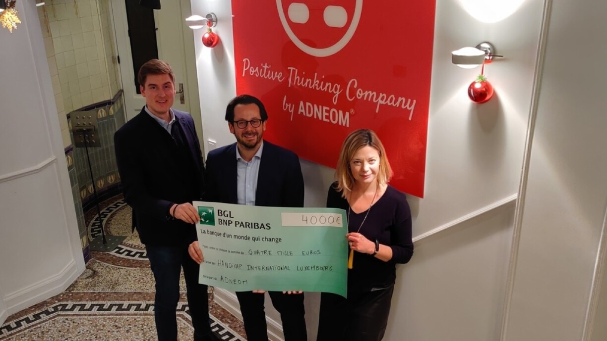 (De g. à dr.) Thiebault Faix, collaborateur- project Leader Adneom, Damien Chasseur, managing partner de Positive Thinking Company, et Sandrine Guivarch, responsable Mécénat et Partenariats chez Handicap International (Photo : Adneom)