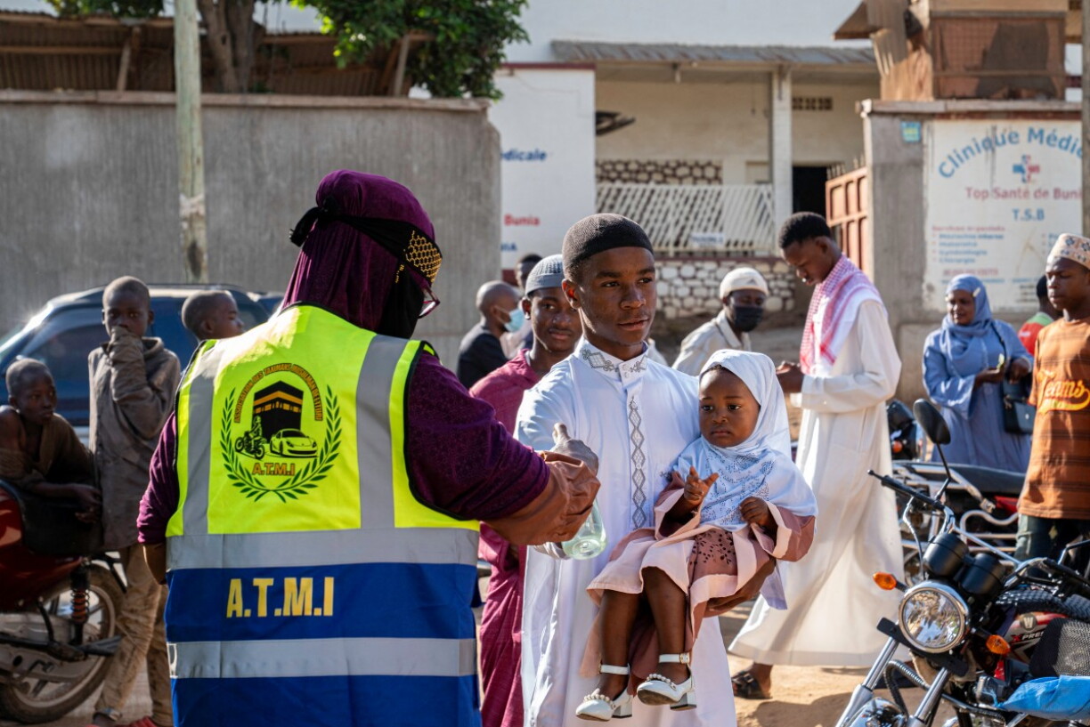 Virun enger Moschee zu Bunia am Oste vun der Demokratescher Republik Kongo kréien d'Leit hir Temperatur gemooss.