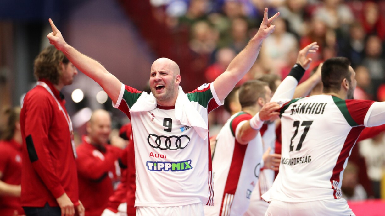 D'Hären aus Ungarn feieren. Duerch hir Victoire géint Island ass Dänemark eliminéiert.