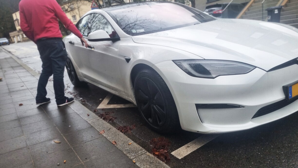 Luca (qui préfère rester anonyme) à côté de sa troisième Tesla, une Model S.
