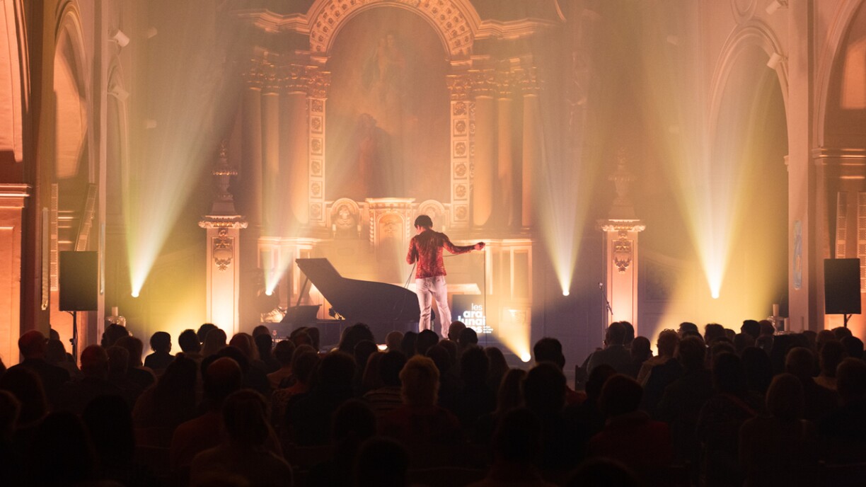 Les églises ont souvent servi de théâtre aux concerts des Aralunaires. De Saint-Donat au Sacré-Cœur, ce ne sont pas les lieux de cultes qui manquent dans le chef-lieu