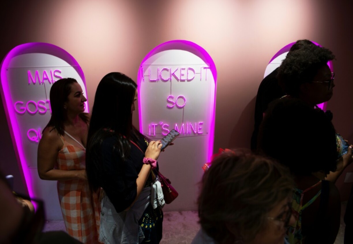 Des clients de la pâtisserie