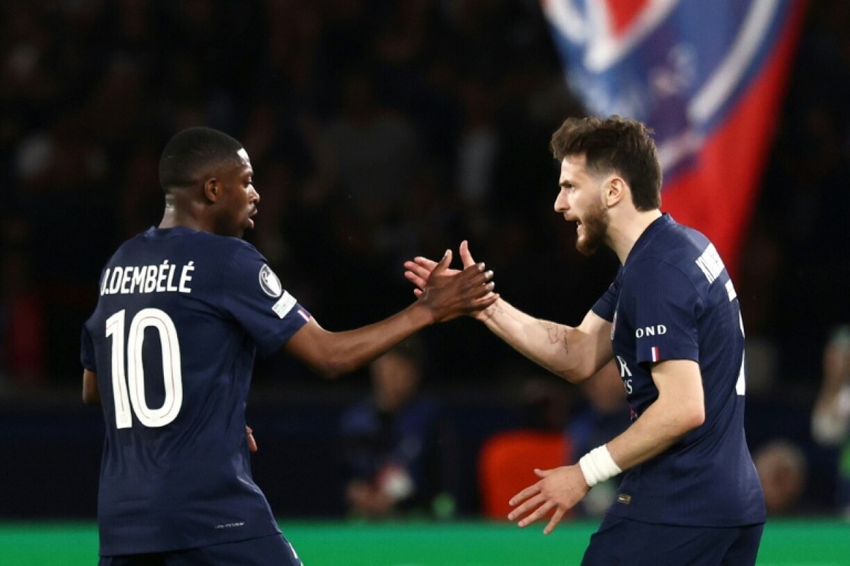 Les Parisiens Ousmane Dembélé et Khvicha Kvaratskhelia après le premier but inscrit contre le Bayern Munich, le 28 avril 2026 au Parc des Princes