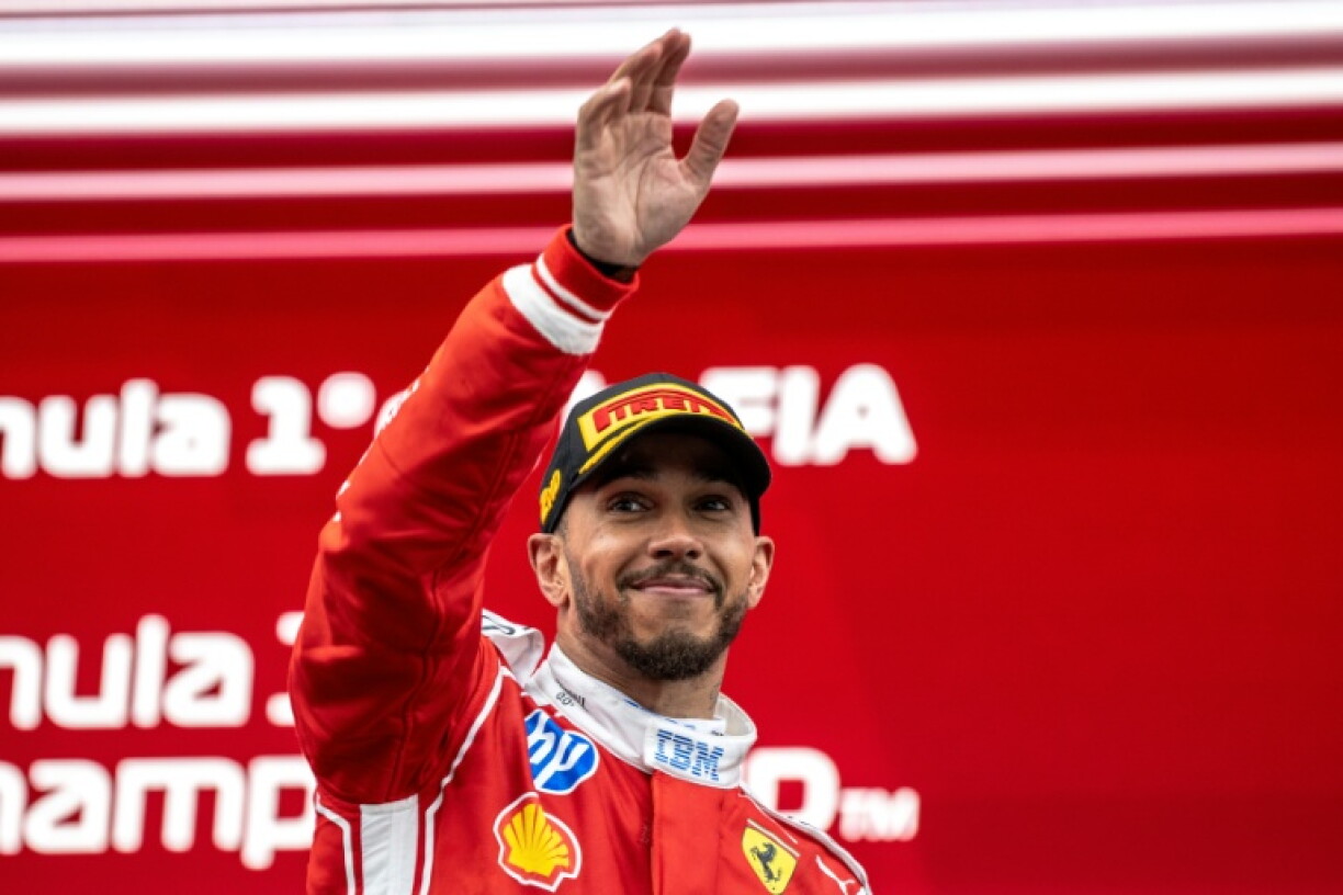 Le pilote britannique de Ferrari Lewis Hamilton salue depuis le podium pour célébrer sa deuxième place à l'issue du GP du Canada, disputé sur le circuit Gilles-Villeneuve à Montréal, le 24 mai 2026