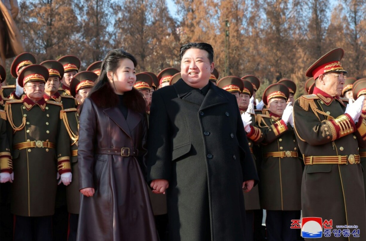 Photo prise le 8 février 2024 et diffusée le 9 février par l'agence de presse officielle nord-coréenne KCNA, montrant le dirigeant nord-coréen Kim Jong Un (c) et sa fille (g) en visite au ministère de la Défense nationale à Pyongyang à l'occasion du 76e anniversaire de la fondation de l'Armée populaire de Corée