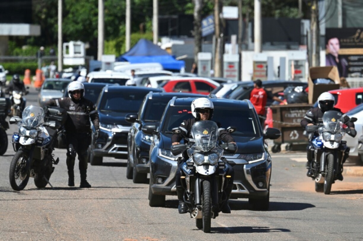 Un convoi de la police fédérale brésilienne transporte l'ex-président Jair Bolsonaro vers l'hôpital DF Star où il doit être opéré, le 24 décembre 2025 à Brasilia