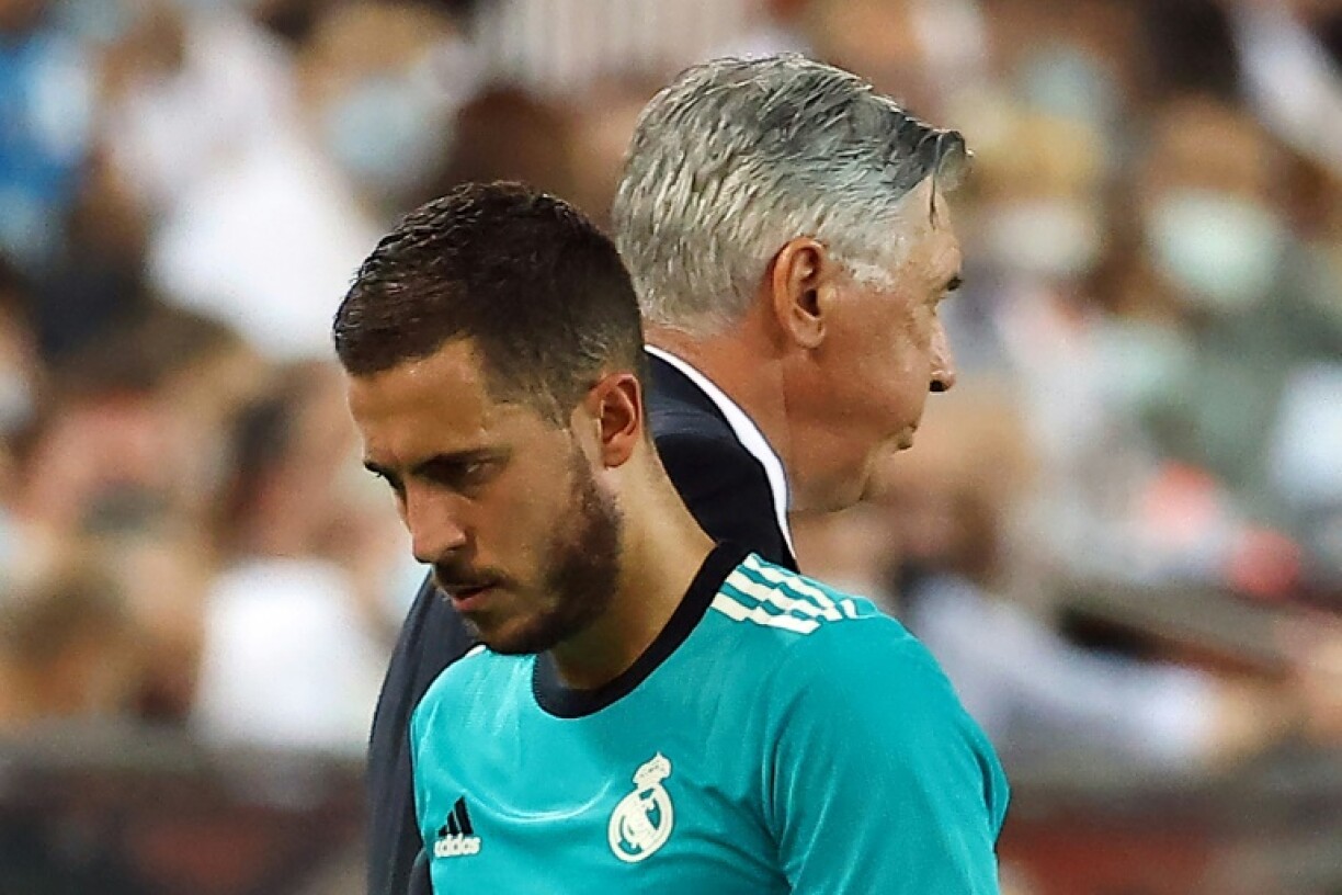 Le milieu de terrain belge du Real Madrid, Eden Hazard, croise son entraîneur italien Carlo Ancelotti, lors de son remplacement pendant le match de Liga, le 19 septembre 2021 à Valence