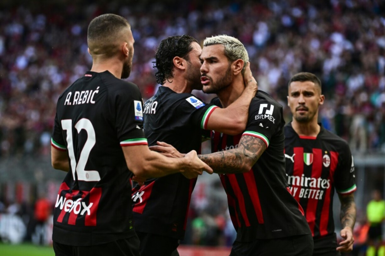 Le défenseur français Theo Hernandez félicité par ses coéquipiers de l'AC Milan après son penalty réussi contre l'Udinese, le 13 août 2022 à San Siro