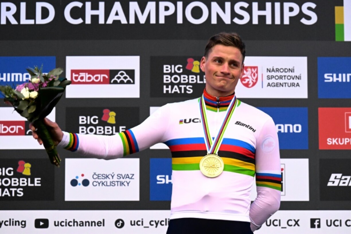 Le Néerlandais Mathieu van der Poel sur le podium après son sixième titre mondial de cyclo-cross, décroché dimanche 4 janvier 2024 à Tabor, en République tchèque.