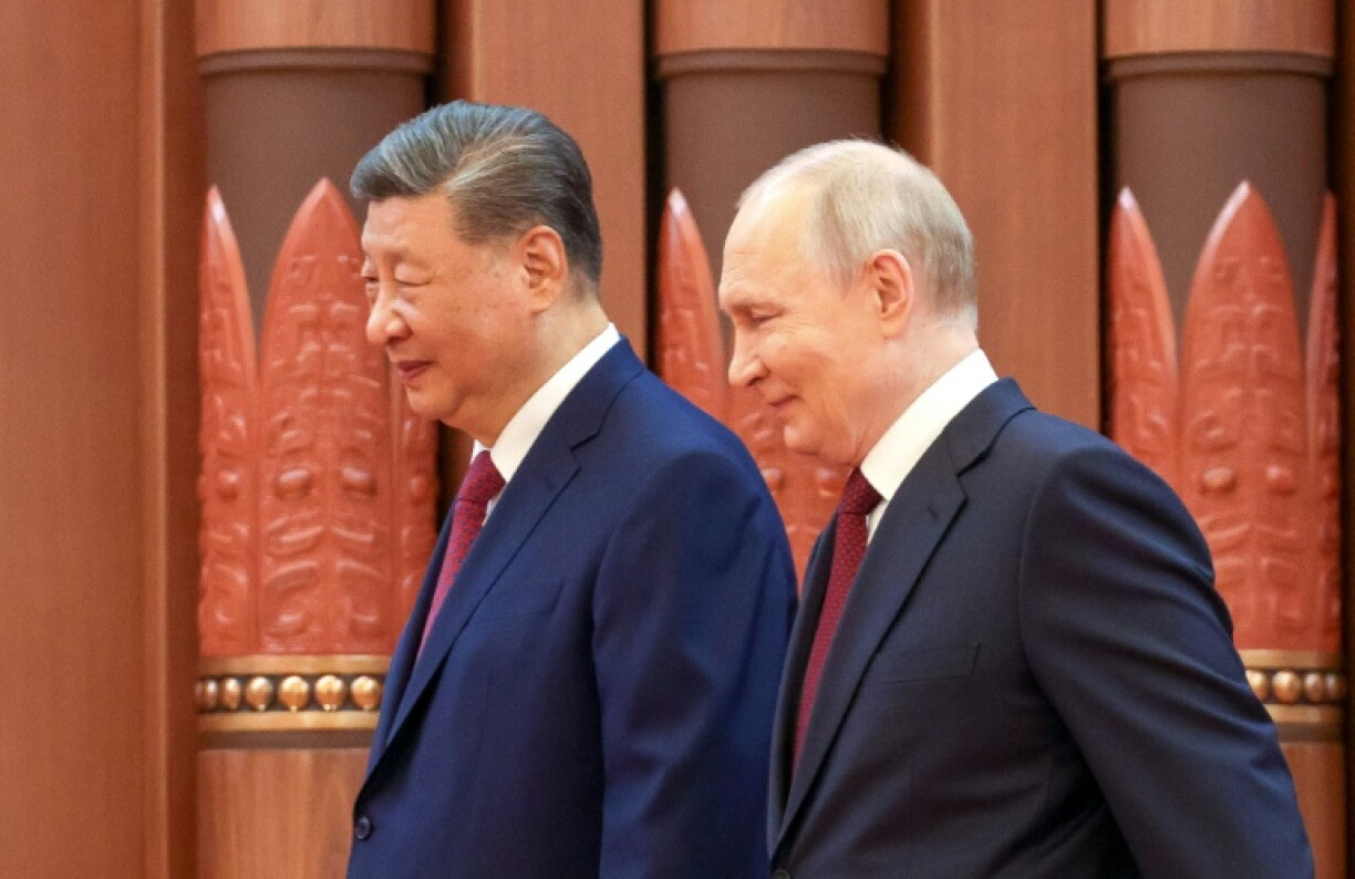 Ihoto diffusée par l'agence de presse russe Sputnik montrant le président russe Vladimir Poutine (d) et le président chinois Xi Jinping lors de leur rencontre à Pékin, le 20 mai 2026