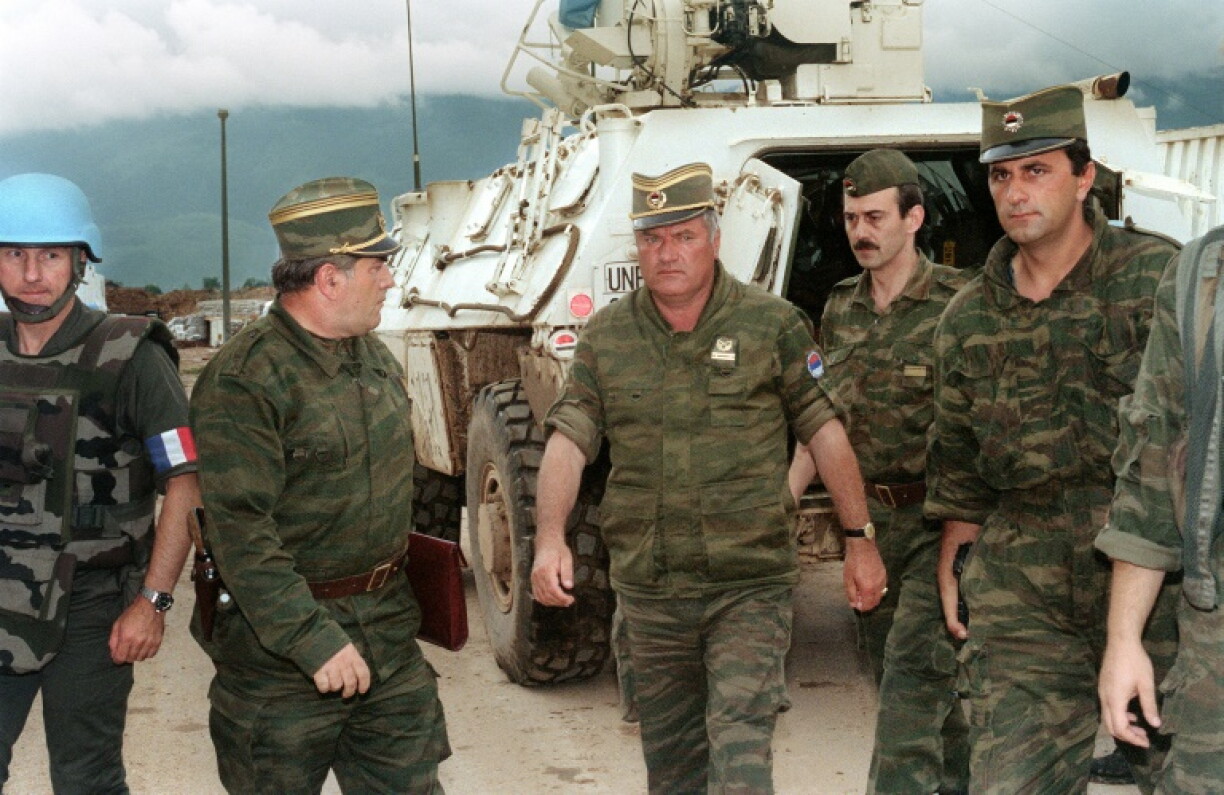 Le général serbe Ratko Mladic (c) à l'aéroport de Sarajavo, le 10 août 1993