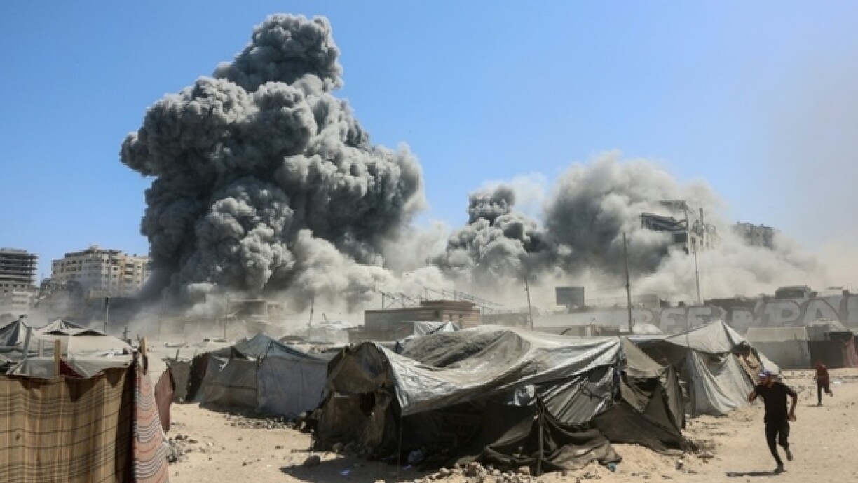 De la fumée s’élève dans Gaza-ville après des frappes israéliennes sur une tour d'habitation, le 10 septembre 2025