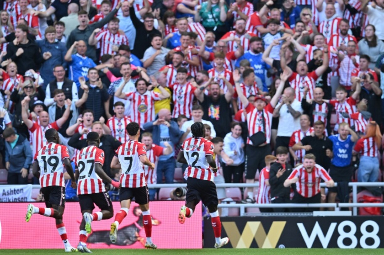 Sunderland beat West Ham 3-0 on their return to the Premier League