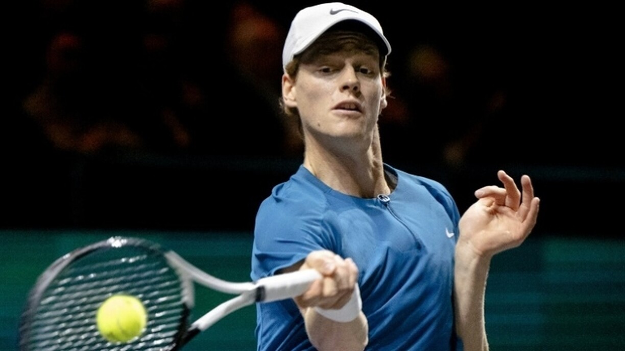 L'Italien Jannik Sinner face au Grec Stefanos Tsitsipas lors du 2e tour du Tournoi de Rotterdam le 16 février 2023