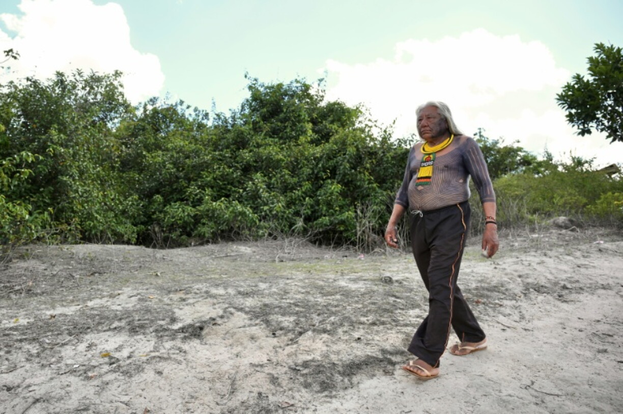 Megaron Txucarramae, du peuple kayapo, marche dans le village de Pykany, sur le territoire indigène Menkragnoti, au sud-ouest de l'État du Pará, au Brésil.
