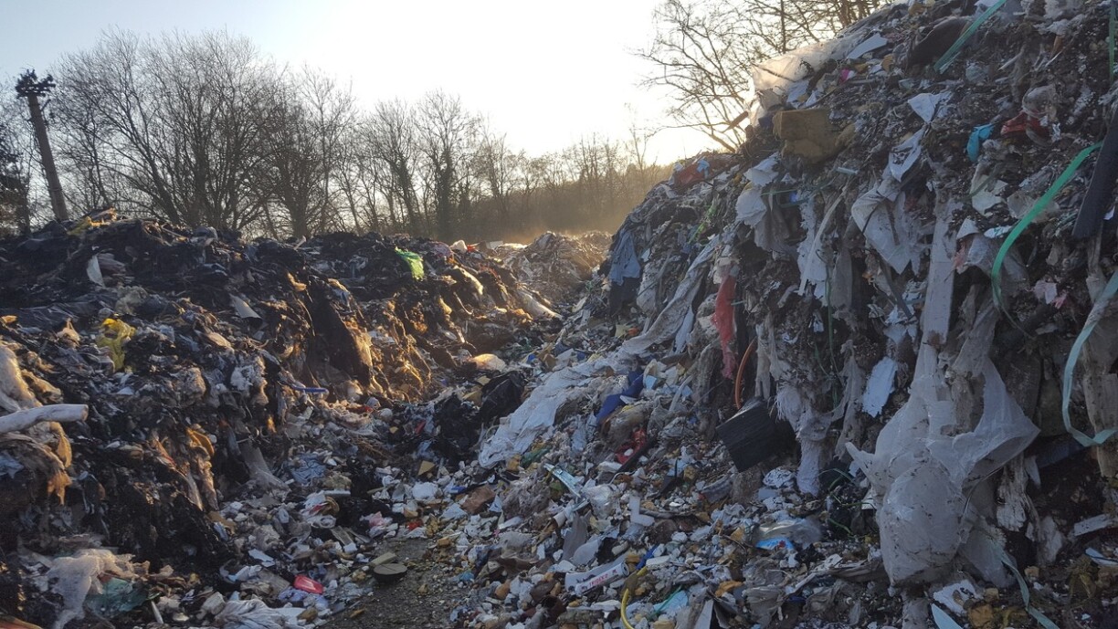 Des tonnes de déchets entassés illégalement à Rédange.