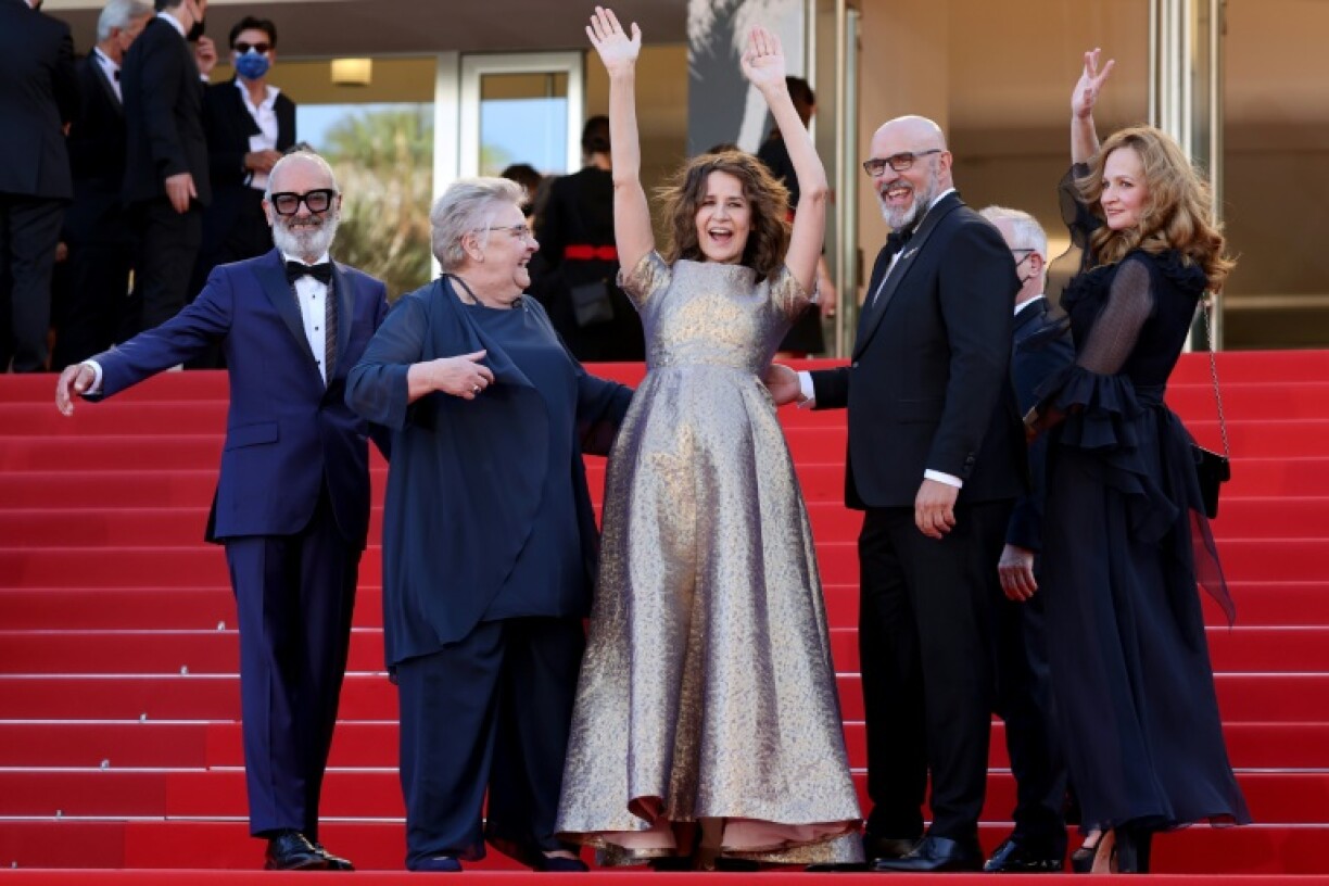 L'actrice française Valérie Lemercier entourée de l'équipe de son film