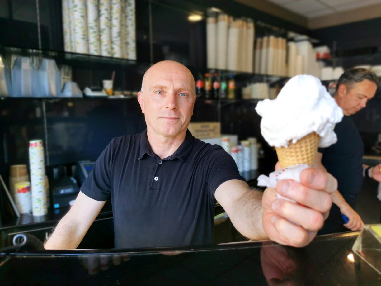 Place d’Armes, la Gelateria Veneziano observe une fréquentation en dents de scie durant la canicule. Malgré l’affluence apparente en journée, les professionnels constatent une activité plus calme aux heures les plus chaudes.