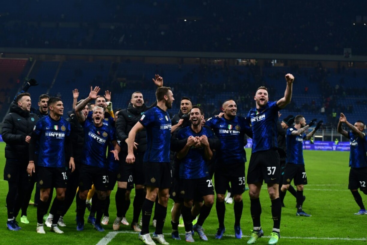 La joie des joueurs de l'Inter Milan, après avoir remporté à domicile la finale de la Supercoupe d'Italie face à la Juventus Turin (2-1 a.p.), le 12 janvier 2022 au Stade San Siro