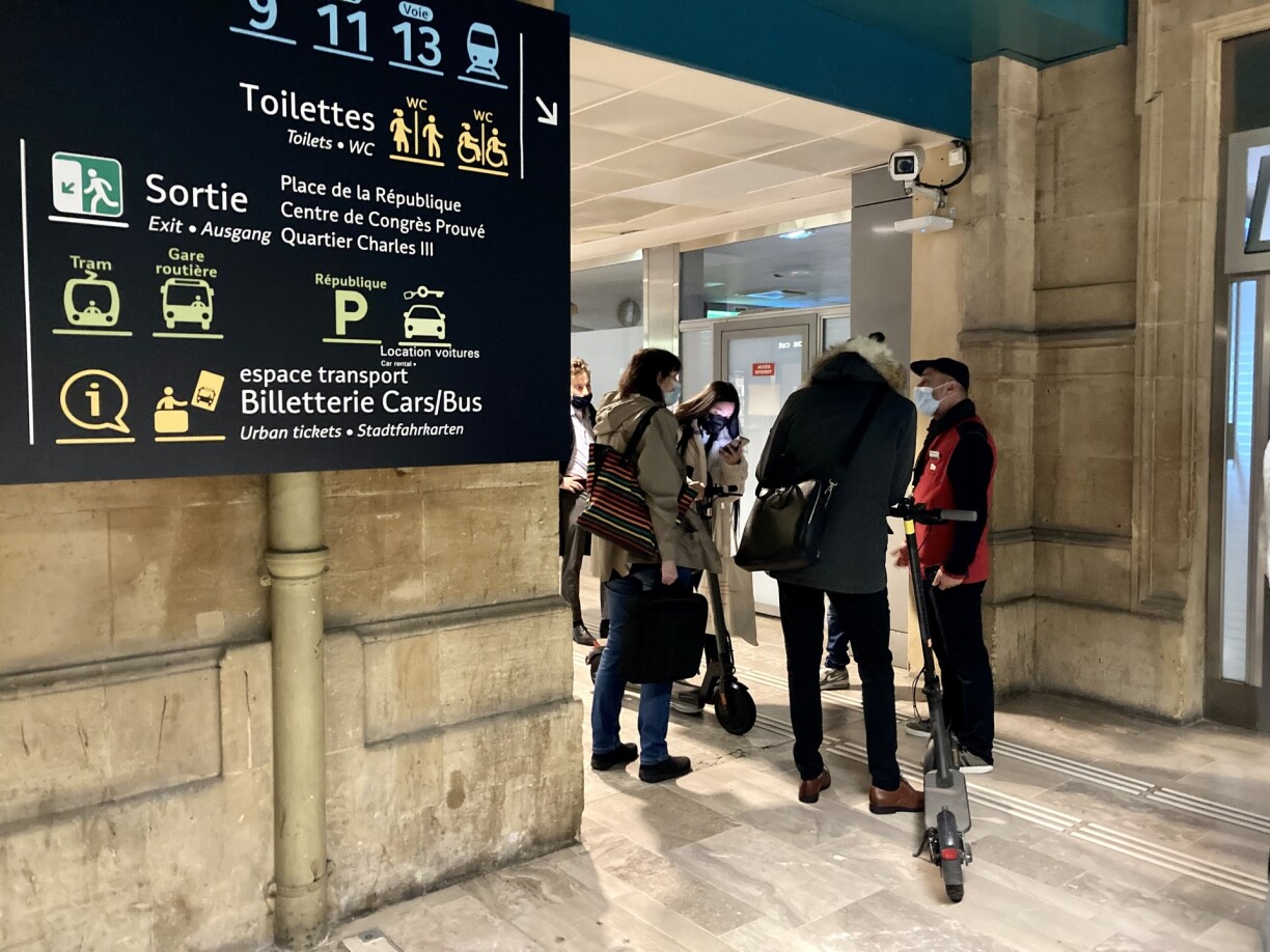 Les agents SNCF renseignent les usagés qui les sollicitent sans avoir de solutions. Gare de Nancy le 21.10.2021.