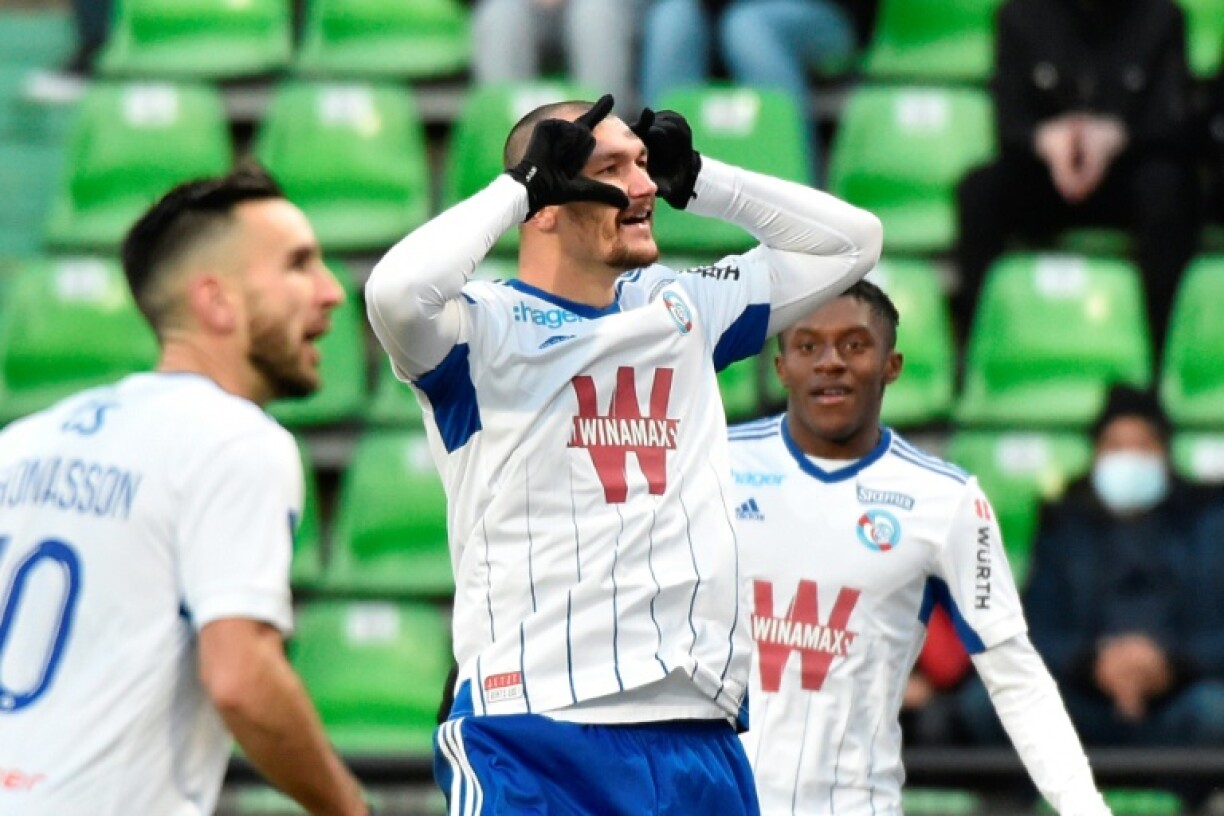 L'attaquant de Strasbourg Ludovic Ajorque a ouvert le score contre Metz dans le derby de l'Est à Saint-Symphorien, le 9 janvier 2022