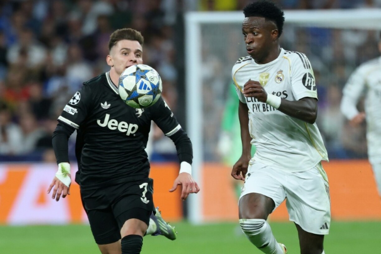 Le joueur de la Juventus Turin Francisco Chico Conceicao (G) et l'attaquant du Real Madrid Vinicius Junior lors de la victoire madrilène 1-0 pour la troisième journée de la Ligue des champions, le 22 octobre 2025 à Madrid