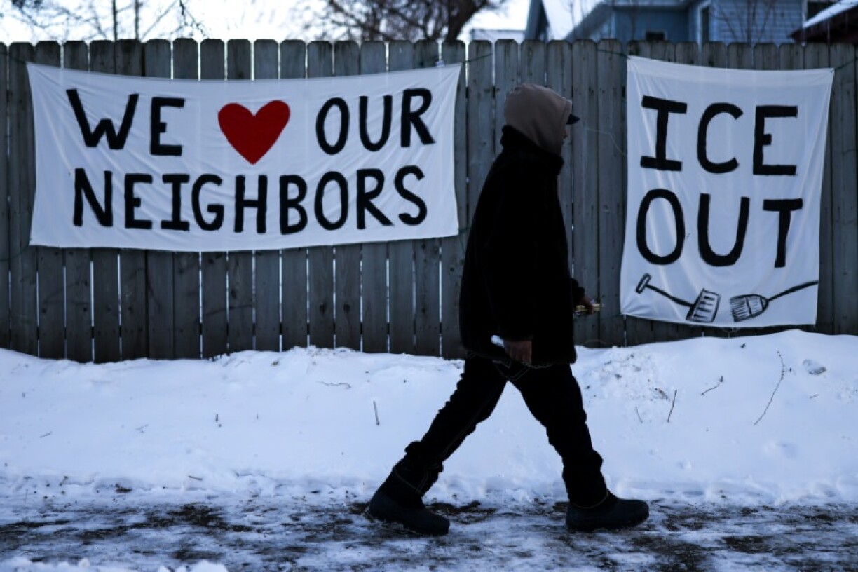 Des banderoles contre la police de l'immigration (ICE) accrochées à une clôture à Minneapolis, le 3 février 2026 dans le Minnesota