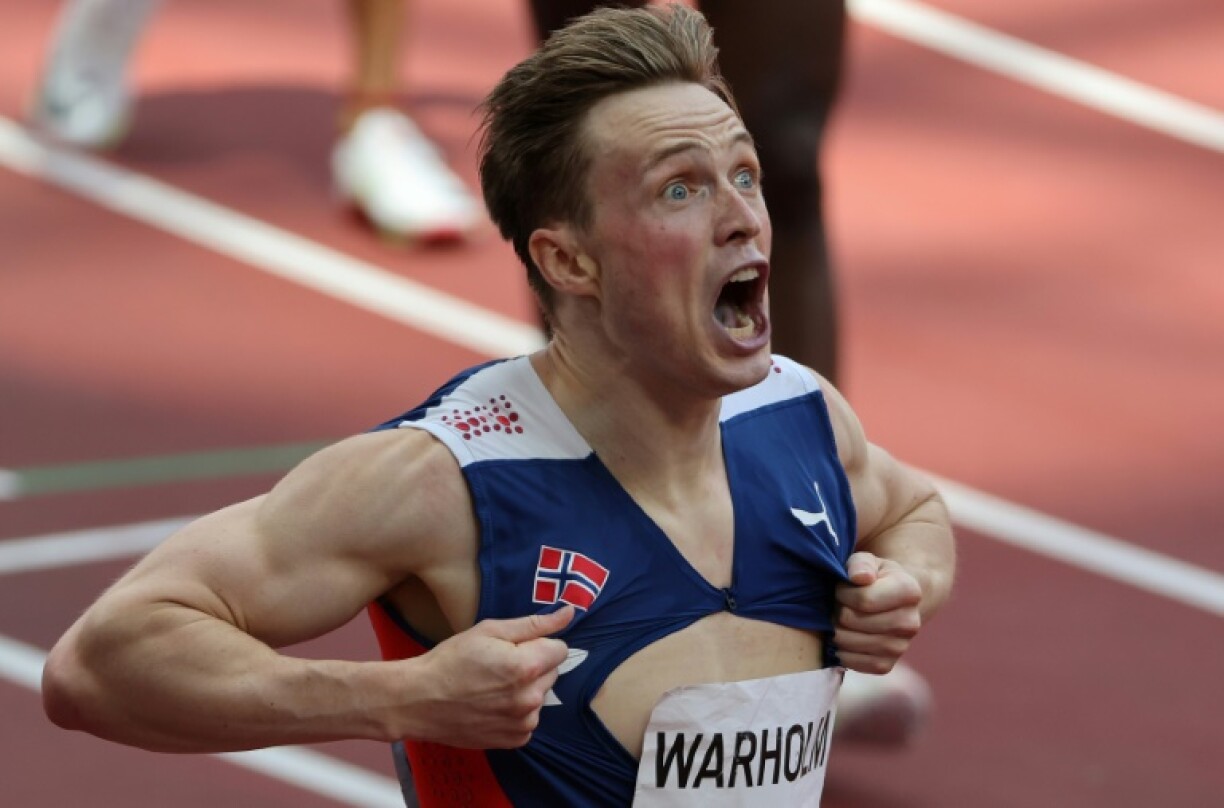 Le Norvégien Karsten Warholm après son sacre sur 400 m haies en ayant battu son propre record du monde, le 3 août 2021, aux Jeux olympiques de Tokyo