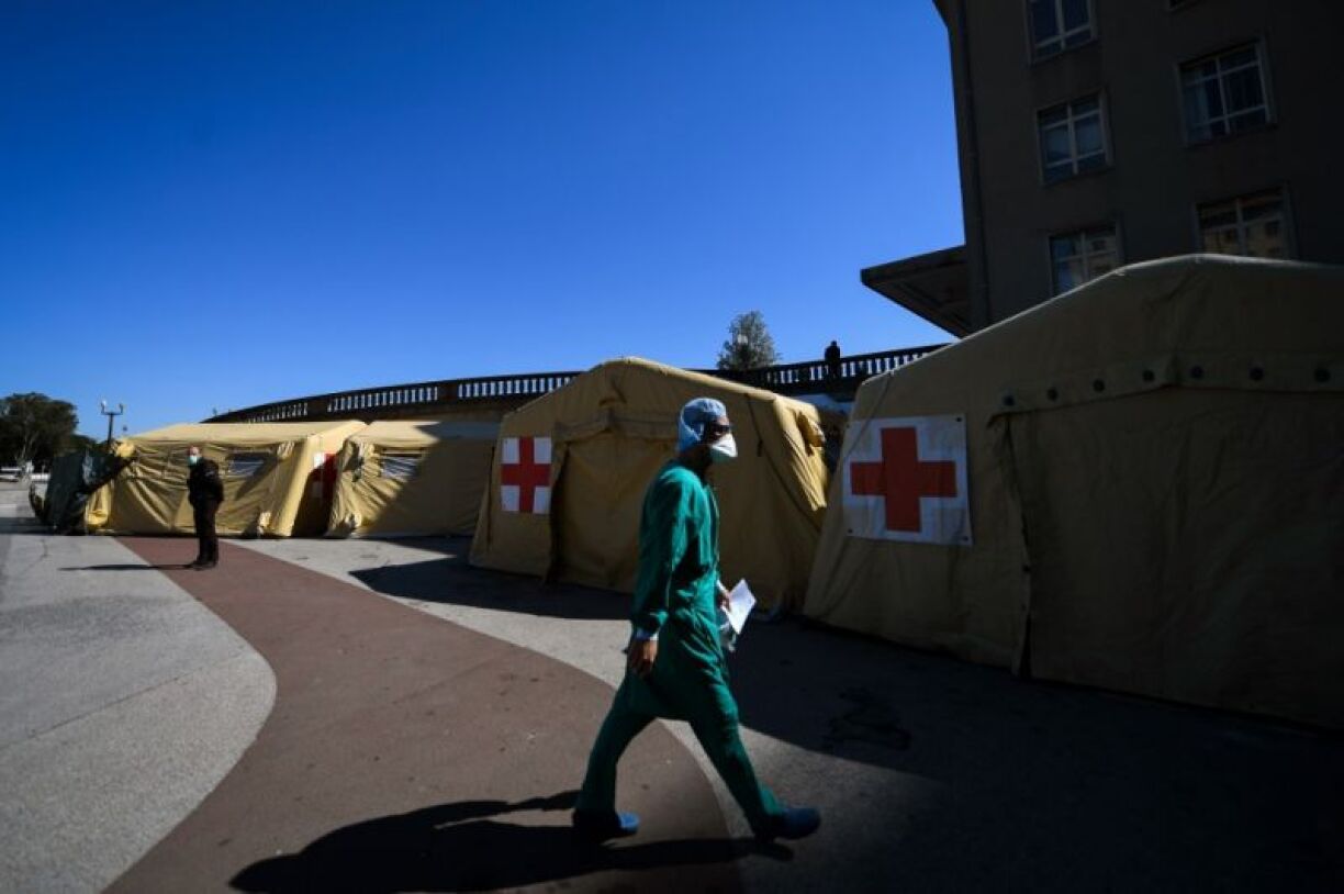 Un soignant devant une tente de l'hôpital Santa Maria à Lisbonne.