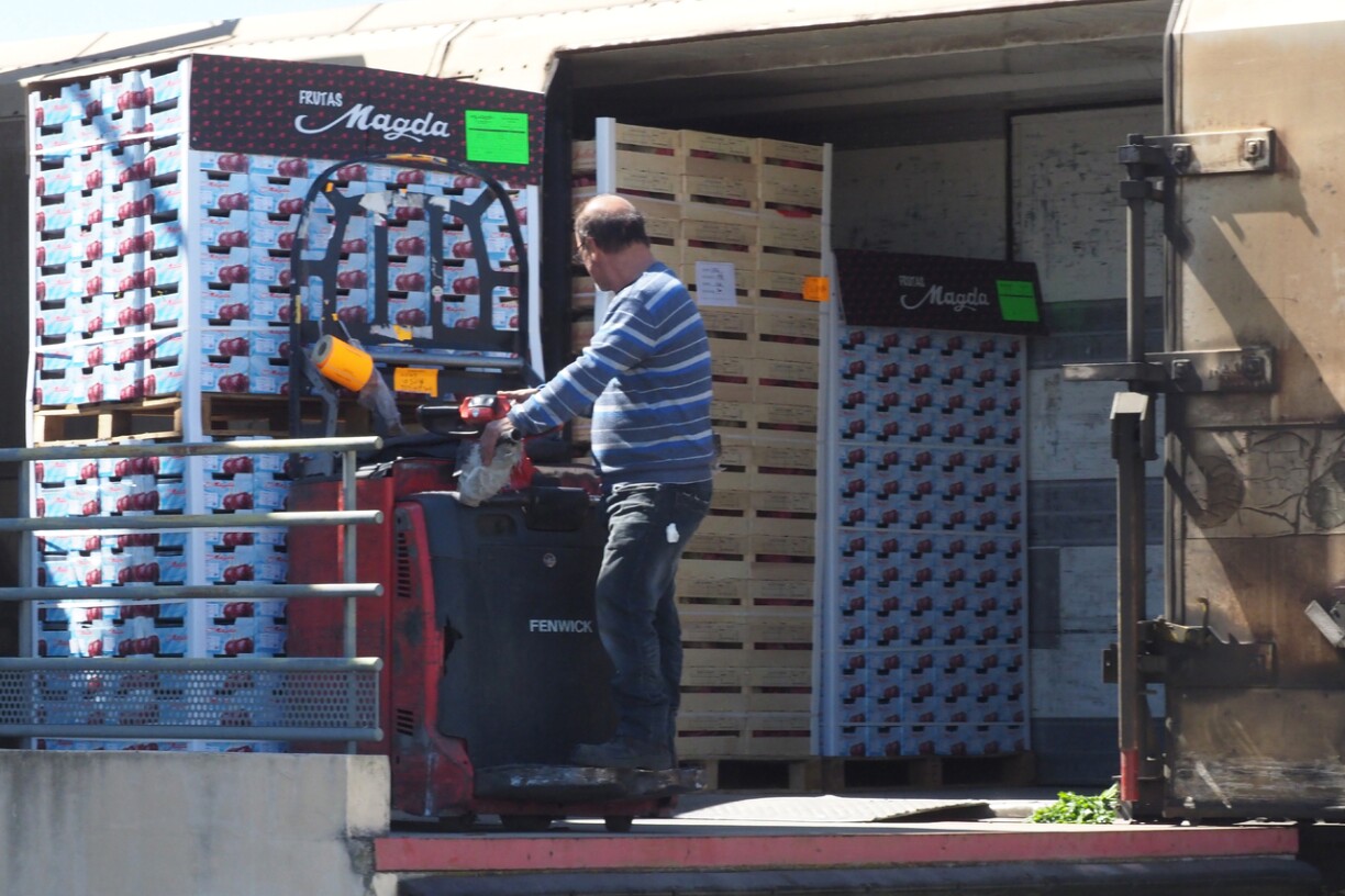 Un employé à Rungis, le plus grand marché de France, dont un des halls va accueillir des défunts dans le cadre de la crise du coronavirus.