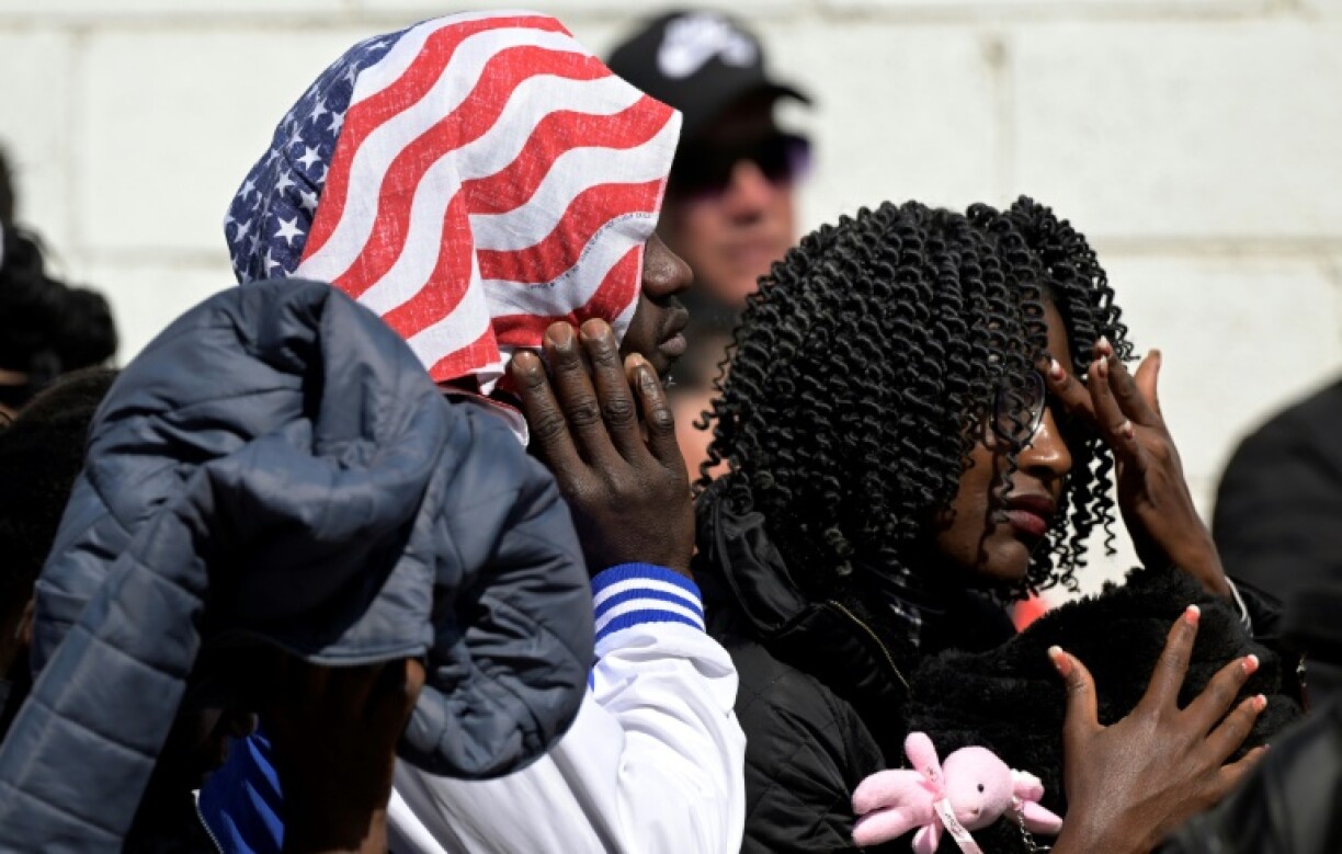 Unos migrantes esperan para completar sus papeles en la Comisión Mexicana de Ayuda a Refugiados en Naucalpan de Juárez, en México, el 28 de enero de 2025